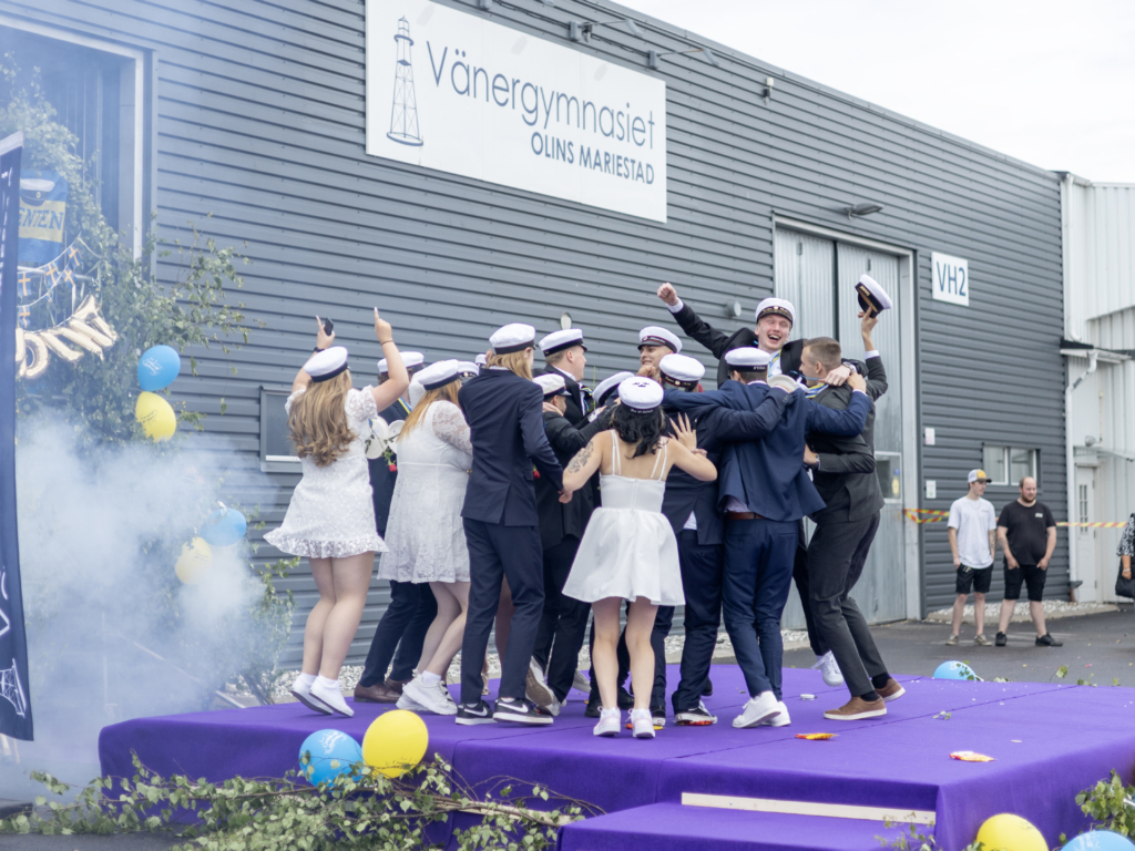 Killar och Tjejer från FT-programmet firar att de tar studenten med att hoppa och kramas